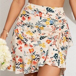 *NEW* NEVER WORN - Summer Floral Cream Skirt